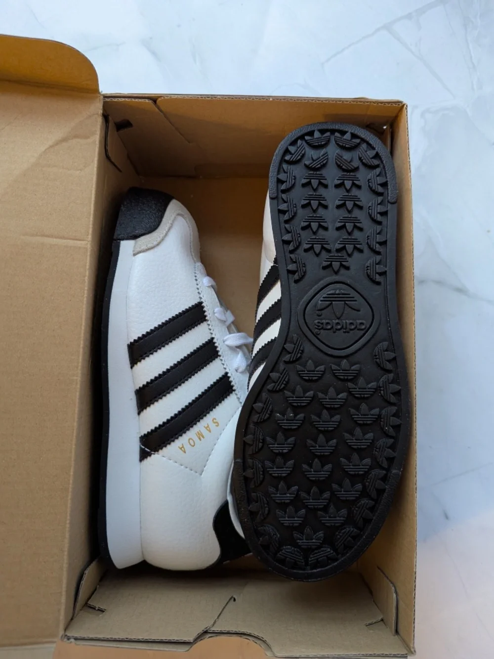 adidas versatile sneaker