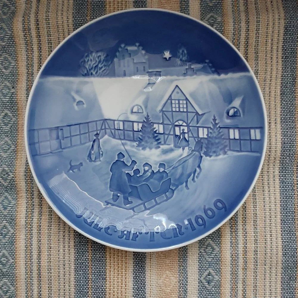 Royal Copenhagen Vintage 1969 “Christmas with the Country‎ Relatives