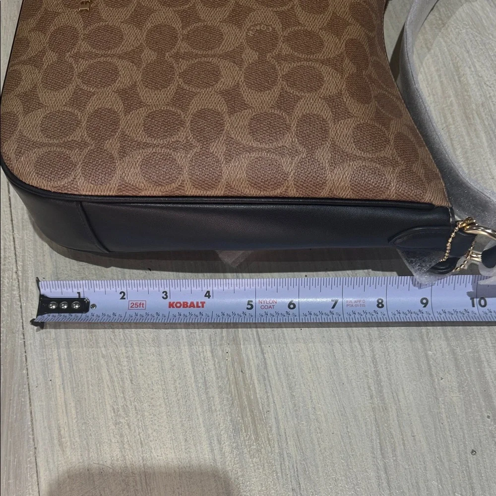 Coach elegant shoulder